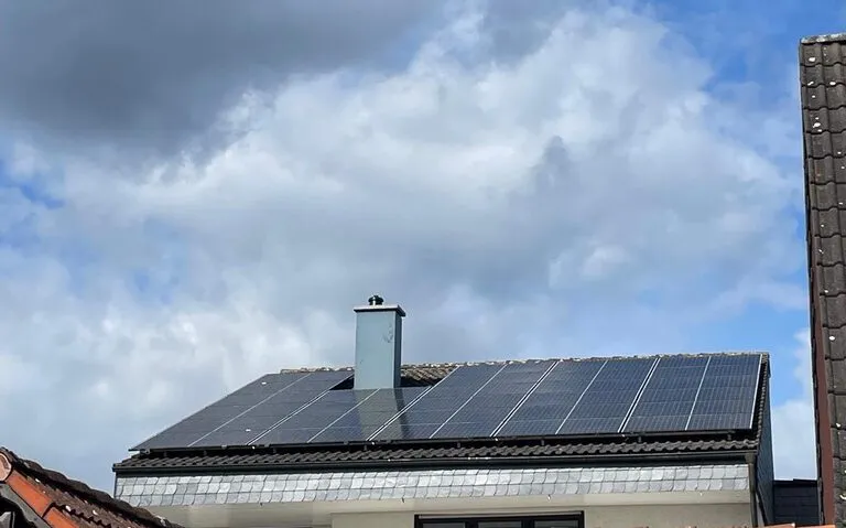 Solaranlage auf einem Einfamilienhausdach bei Sonnenschein