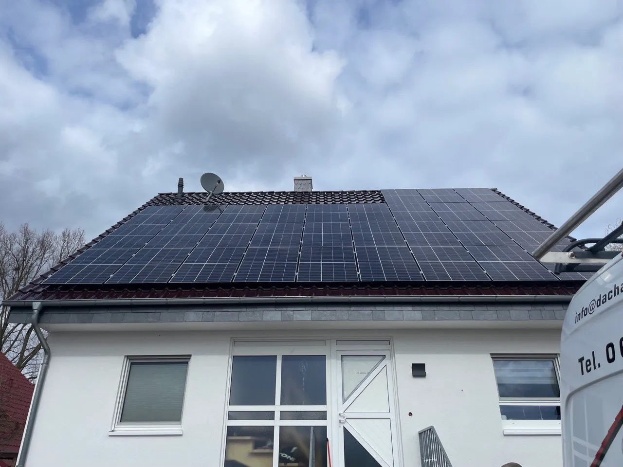 Batteriespeicher und Wechselrichter in einer Garage installiert